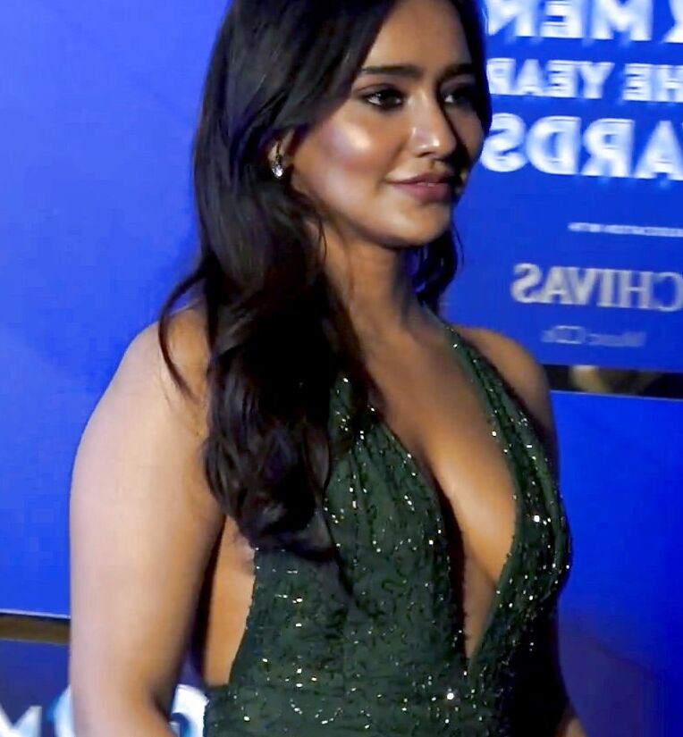 Neha Sharma - Gorgeous Indian Celeb in Sexy Outfit for GQ Awards 13 of 35 pics