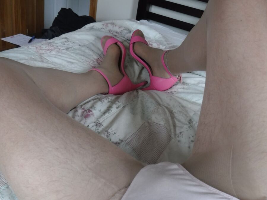 Nylon feet in pink heels 1 of 5 pics