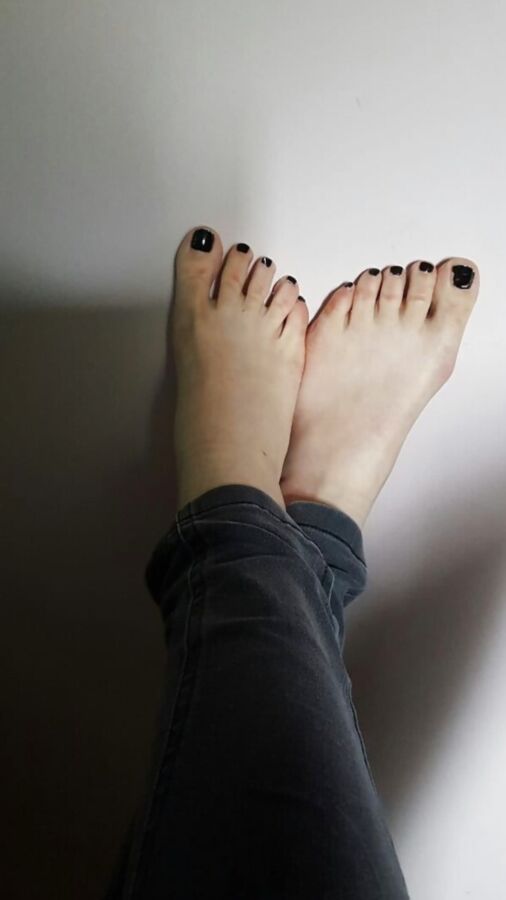 feet and colorful toes 10 of 81 pics