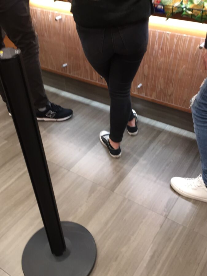 Hot Candid Ass in Jeans 12 of 25 pics