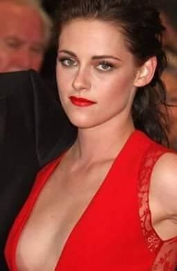 Kristen Stewart SHOWING OFF HER TITS 4 of 19 pics