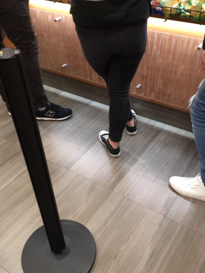 Hot Candid Ass in Jeans 11 of 25 pics