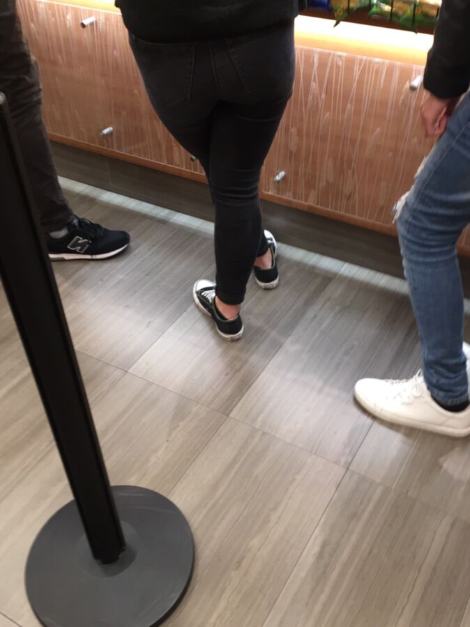 Hot Candid Ass in Jeans 2 of 25 pics