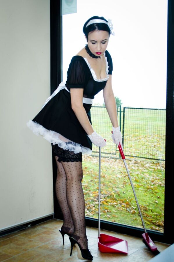 Kinky maid in action! 6 of 40 pics