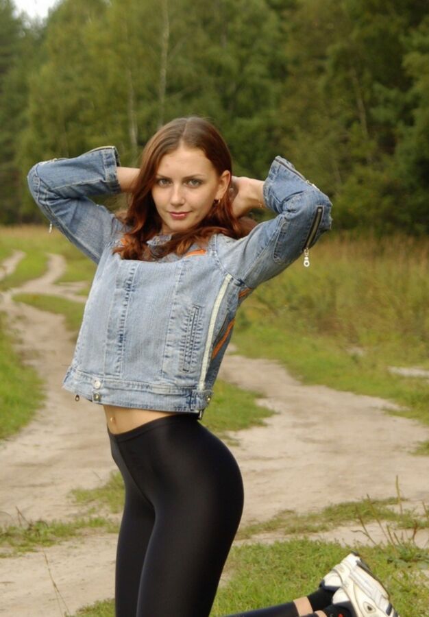 Sexsklavin in Legging im Wald 8 of 70 pics