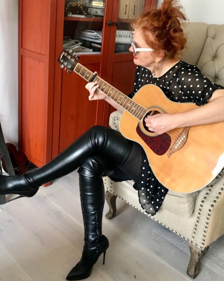 Mature goddess in leather and boots 9 of 18 pics