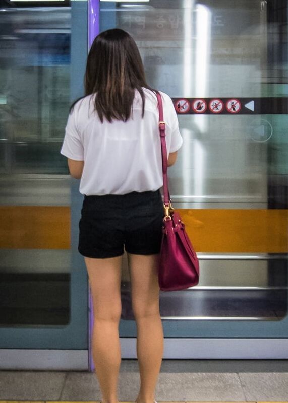 Voyeur: More hot Asian girls in shorts..... 12 of 50 pics