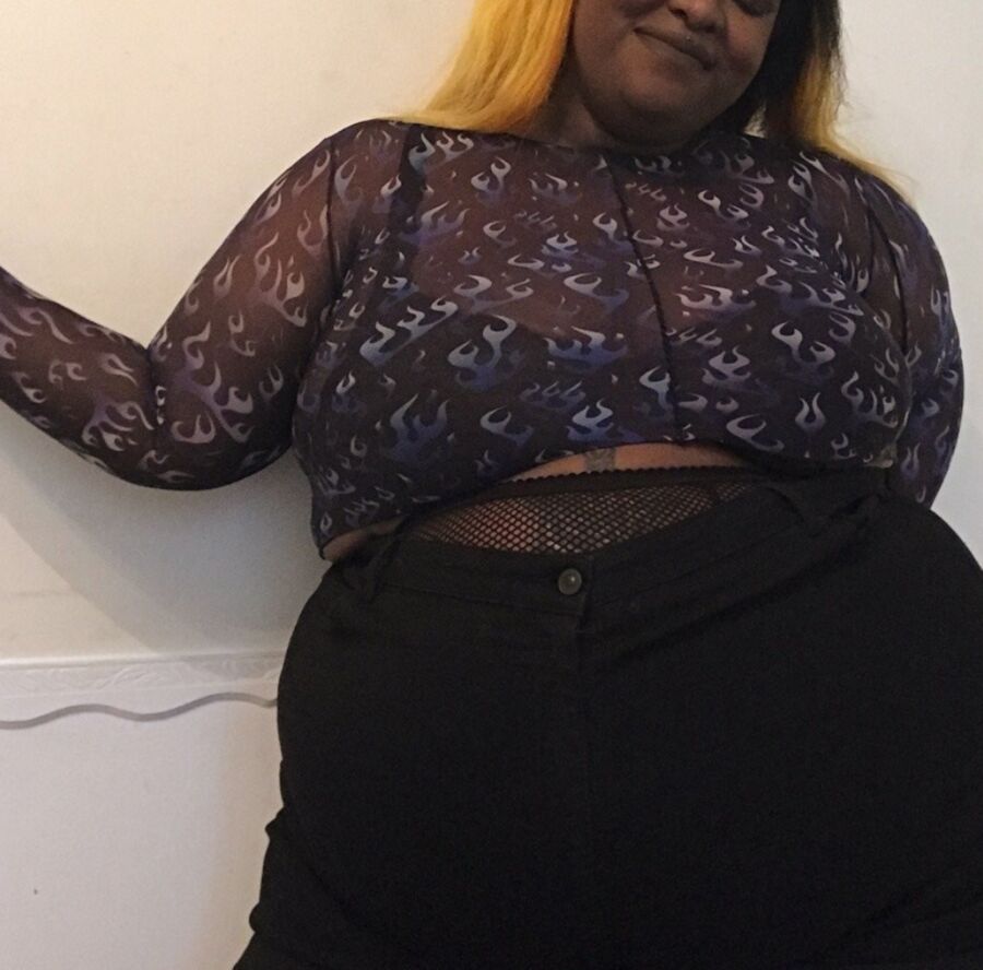 Luhshawnay (Amateur BBW) 21 of 93 pics