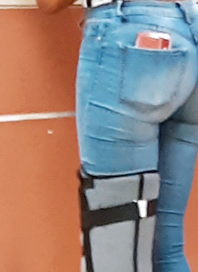 ASSES IN JEANS TODAY 3 of 17 pics
