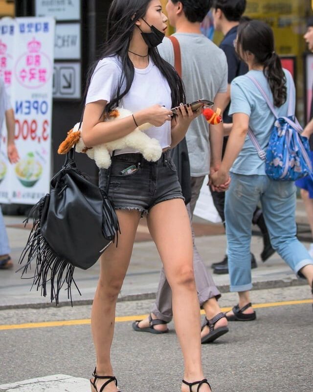 Voyeur: More hot Asian girls in shorts..... 3 of 50 pics