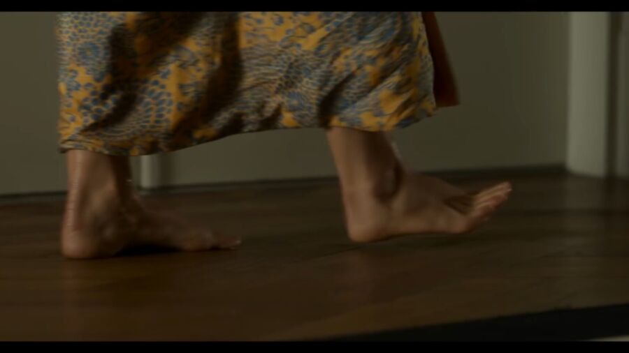 Natalie Portman has cute small feet! 15 of 40 pics