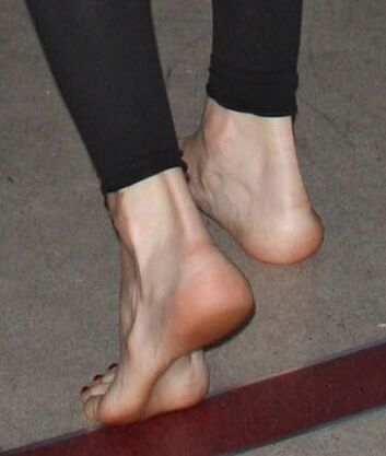 Liv Tyler loves being barefooted!  8 of 73 pics