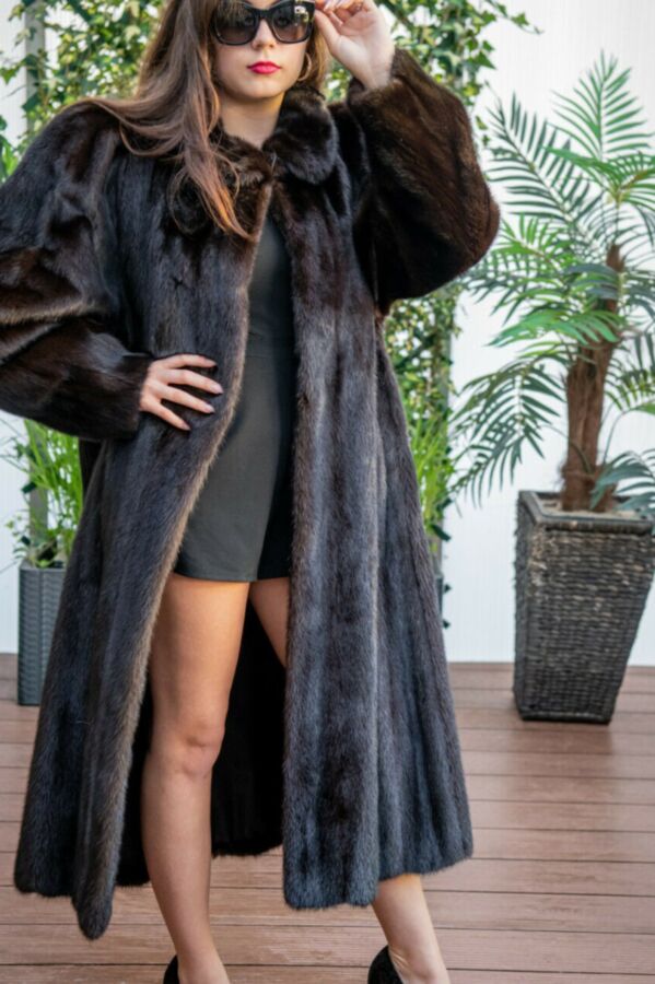 New Fur Coat Modell 5 of 46 pics