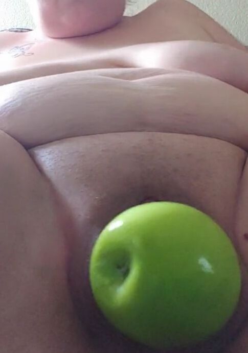 Mein fettes Schwein fick sich mit einem Apfel  12 of 12 pics