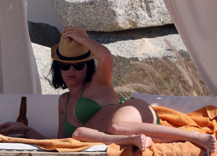 Katy Perry visits the beach! 4 of 49 pics