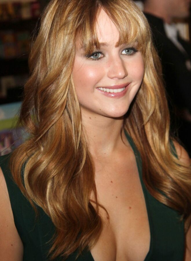 Jennifer Lawrence - Busty Hollywood Celeb flaunts Sexy Cleavage 6 of 58 pics