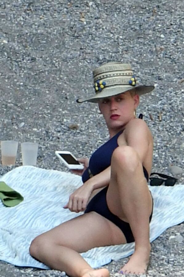 Katy Perry visits the beach! 9 of 49 pics