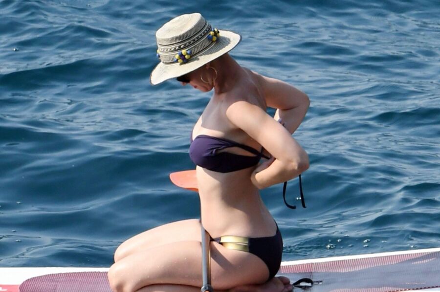 Katy Perry visits the beach! 16 of 49 pics