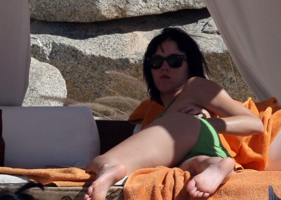 Katy Perry visits the beach! 3 of 49 pics