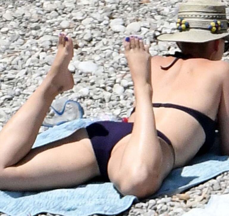 Katy Perry visits the beach! 10 of 49 pics