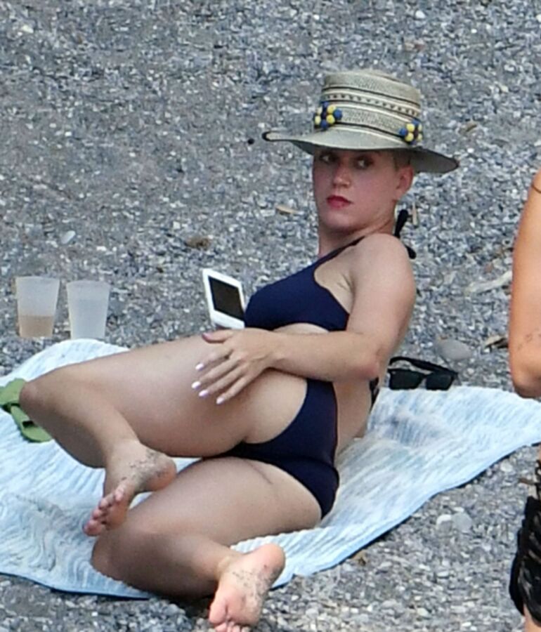 Katy Perry visits the beach! 8 of 49 pics