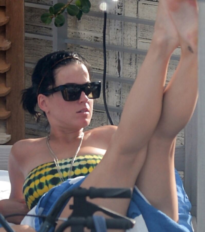 Katy Perry visits the beach! 5 of 49 pics