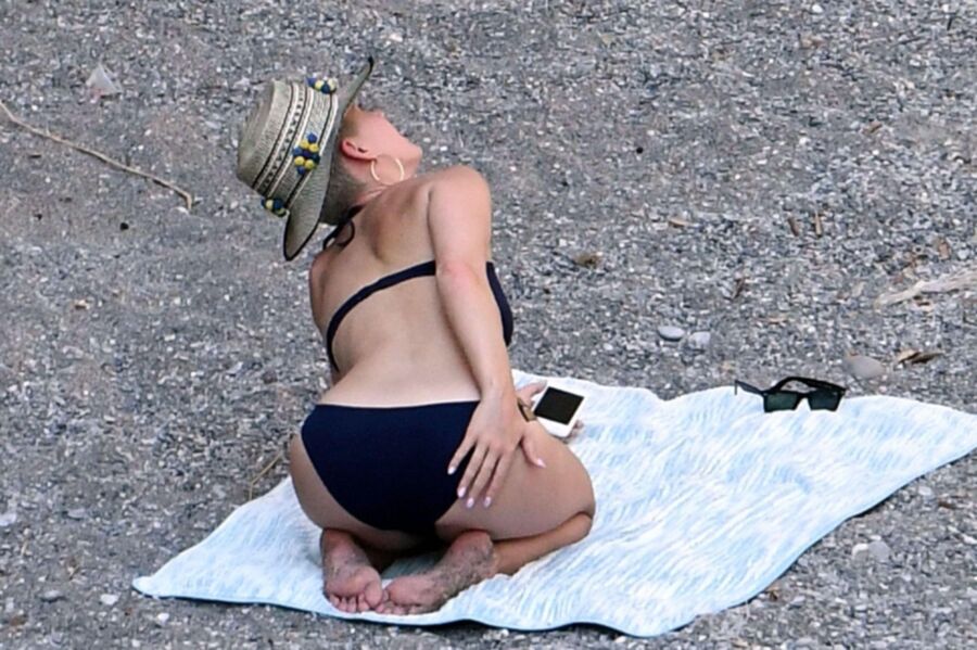 Katy Perry visits the beach! 11 of 49 pics