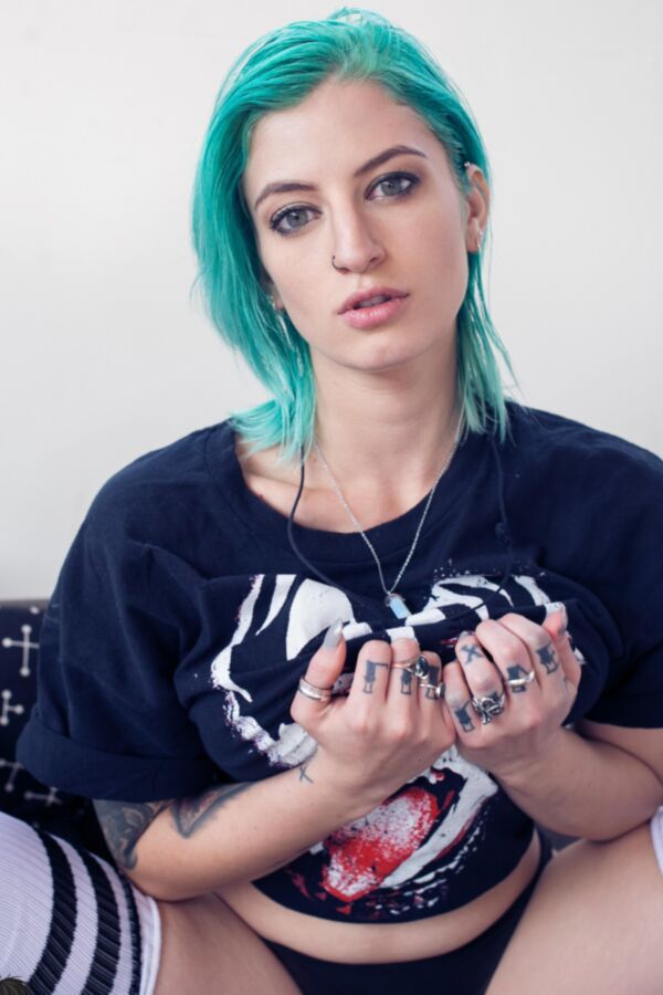 Kokeshi Suicide  nackt