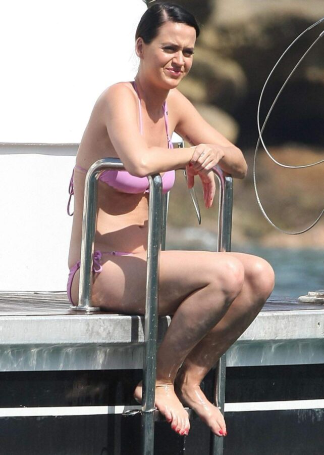 Katy Perry visits the beach! 19 of 49 pics