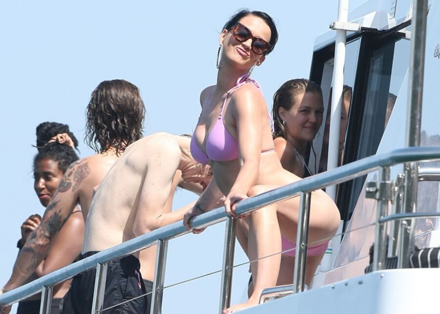 Katy Perry visits the beach! 20 of 49 pics