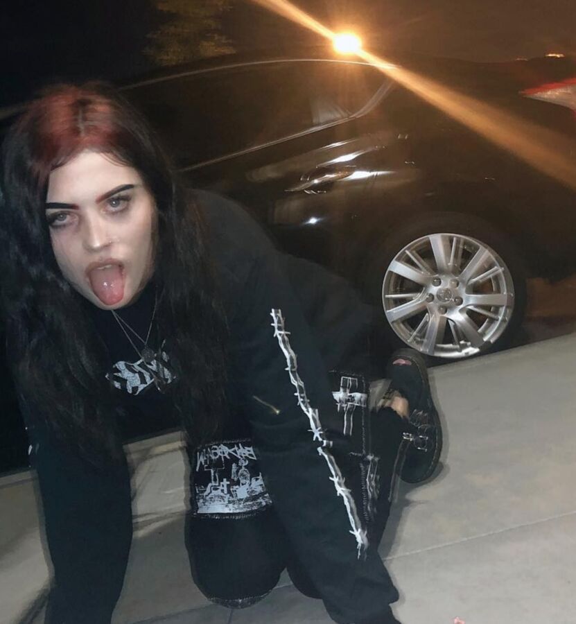 Freaky Kinky Goth/Emo Bitch smoker 4 of 28 pics