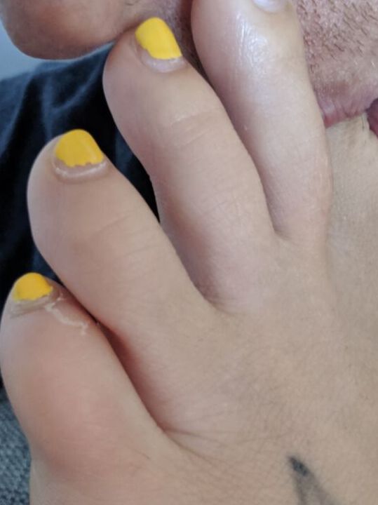 Tonguing my GFs toes 2 of 34 pics