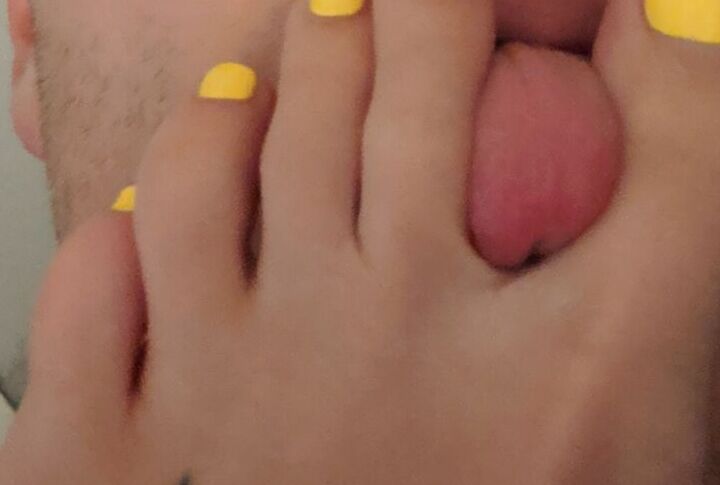 Tonguing my GFs toes 24 of 34 pics