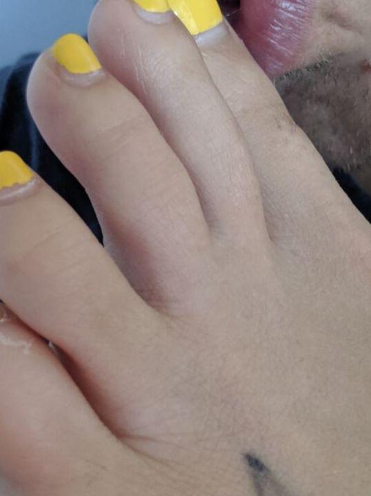 Tonguing my GFs toes 1 of 34 pics