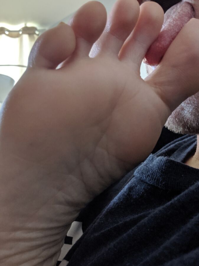 Tonguing my GFs toes 5 of 34 pics