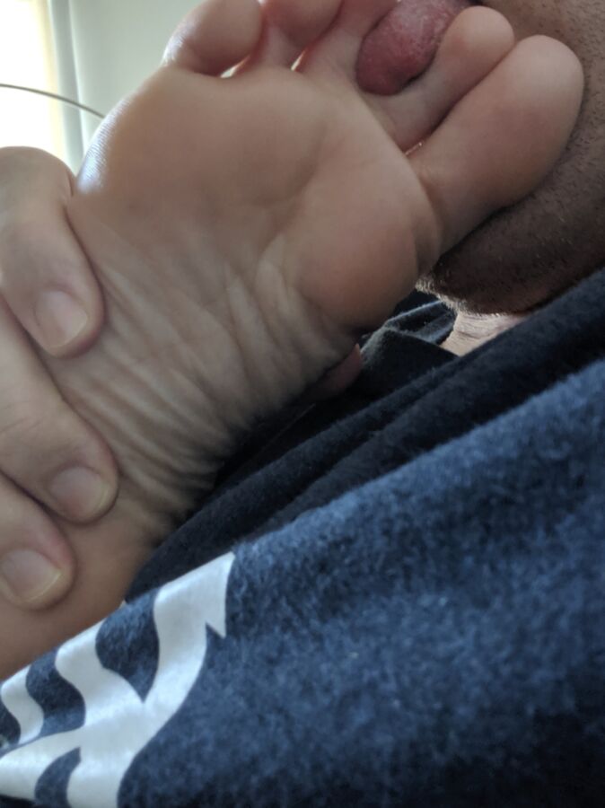 Tonguing my GFs toes 10 of 34 pics