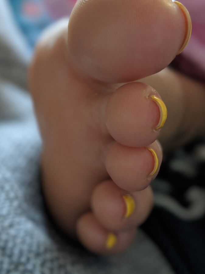 Tonguing my GFs toes 22 of 34 pics