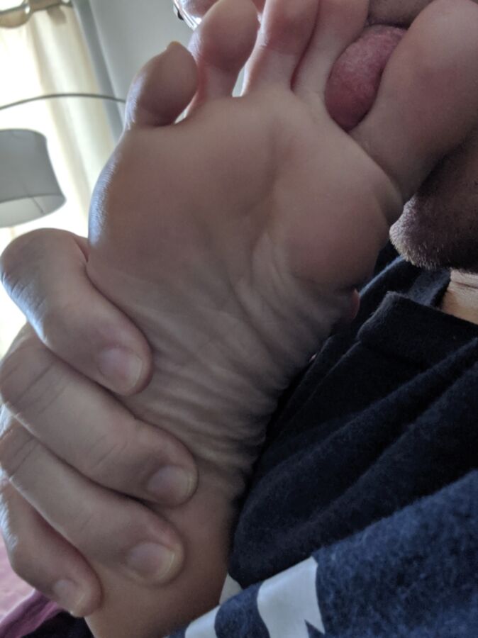 Tonguing my GFs toes 14 of 34 pics