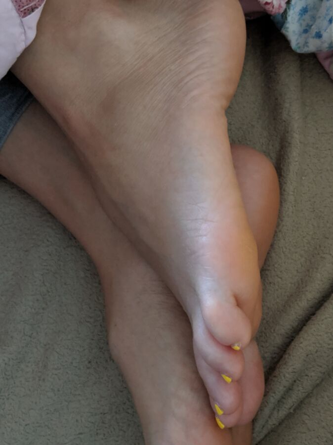 Tonguing my GFs toes 18 of 34 pics