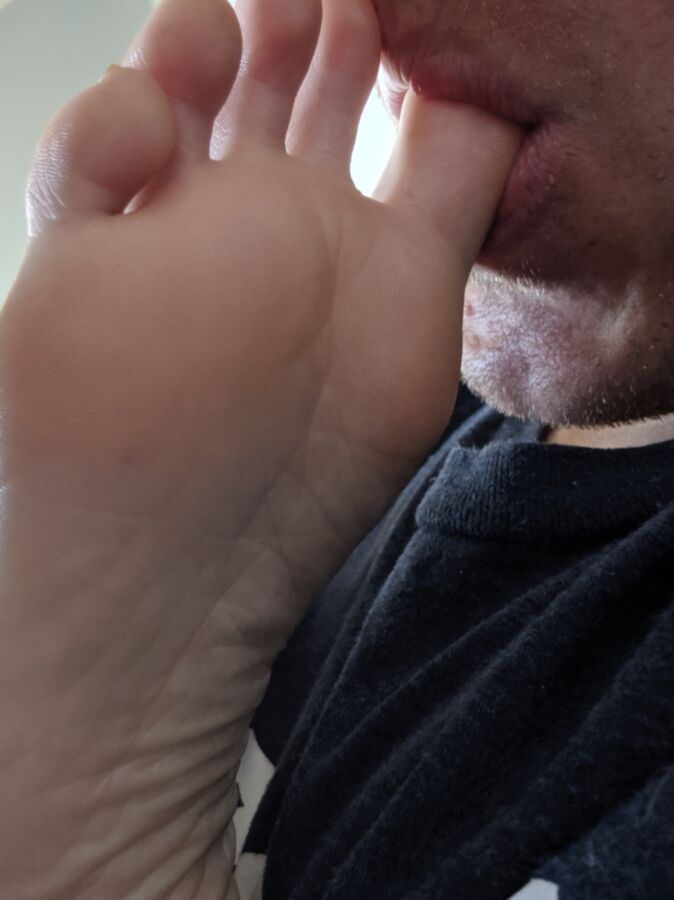 Tonguing my GFs toes 7 of 34 pics