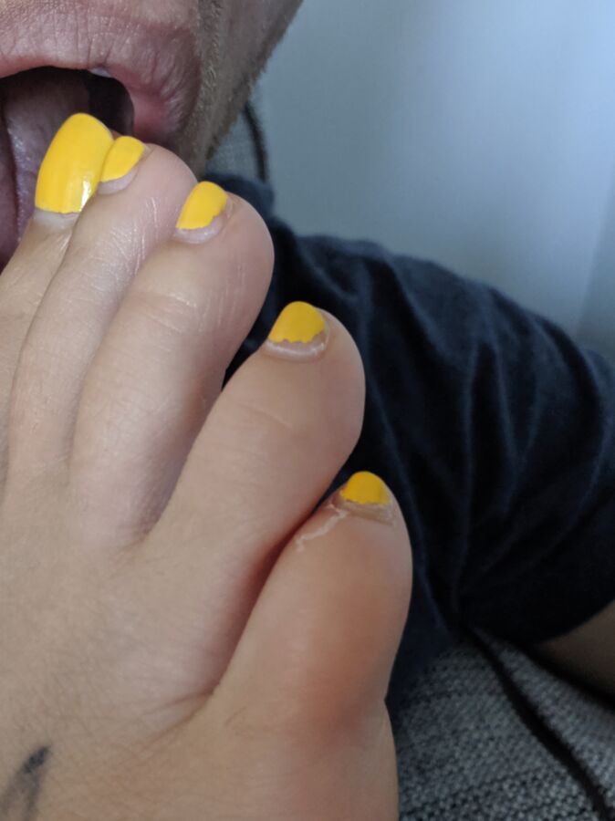 Tonguing my GFs toes 4 of 34 pics