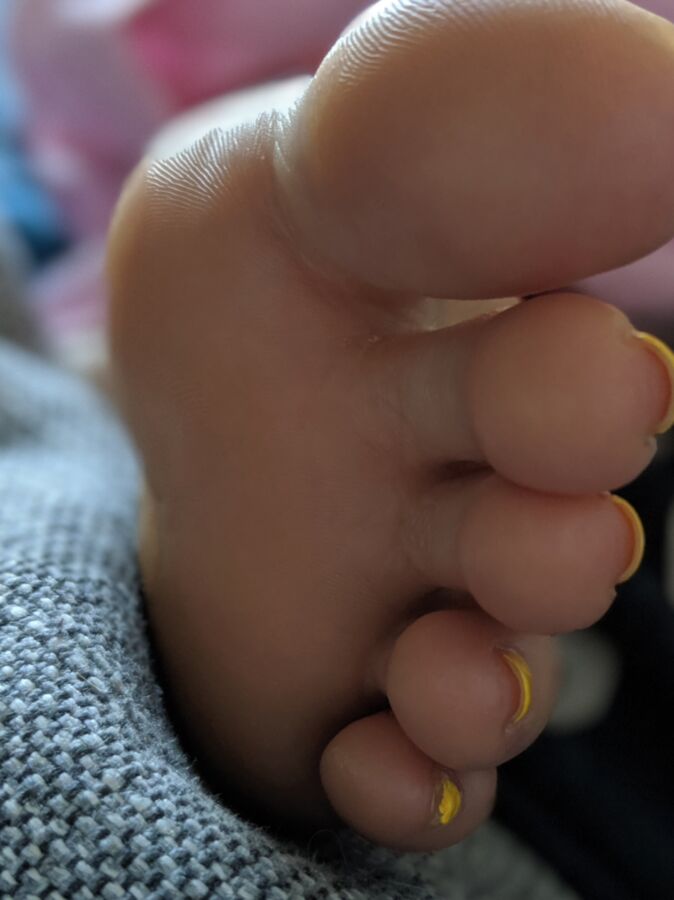 Tonguing my GFs toes 21 of 34 pics