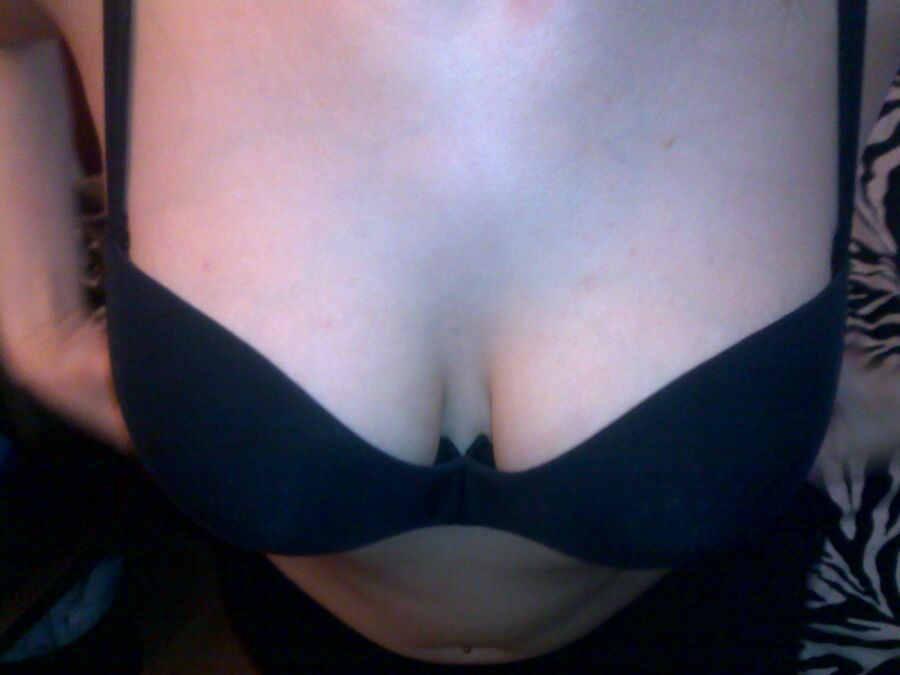 Does my big cleavage turn you on? 5 of 9 pics