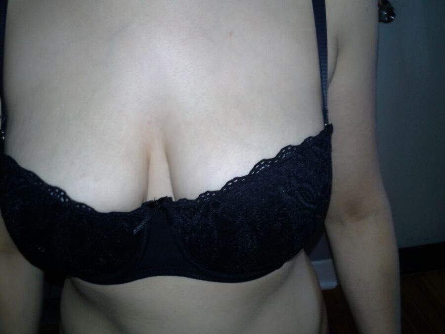 Does my big cleavage turn you on? 8 of 9 pics