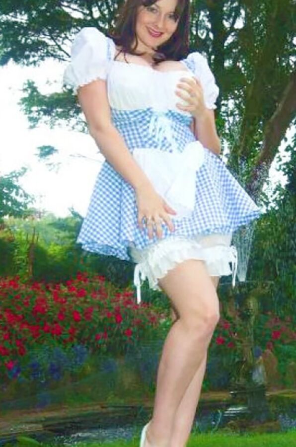 Anne im kurzen Sommerdirndl 6 of 46 pics