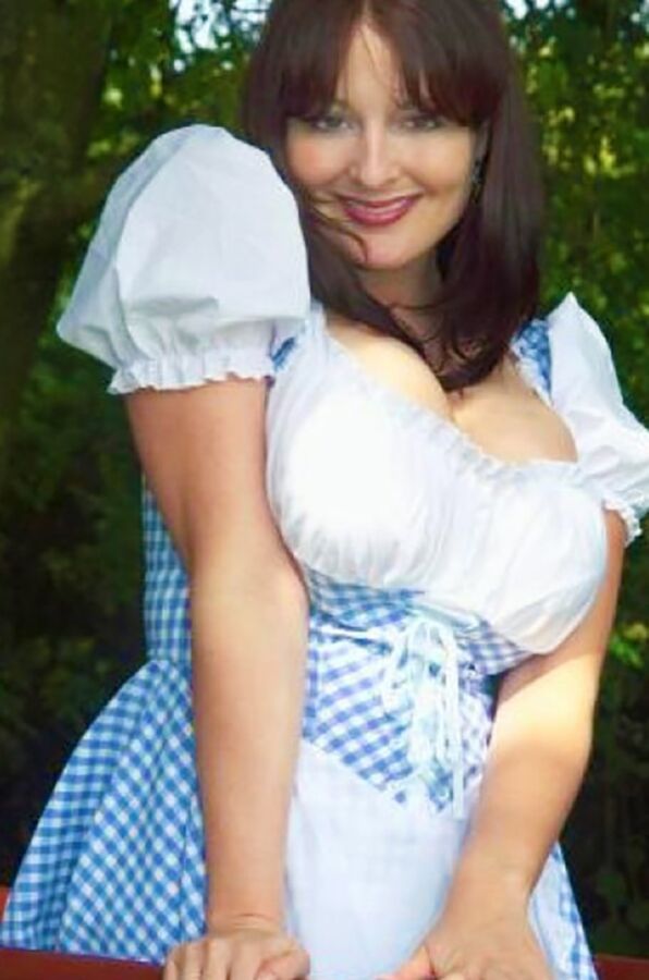 Anne im kurzen Sommerdirndl 16 of 46 pics