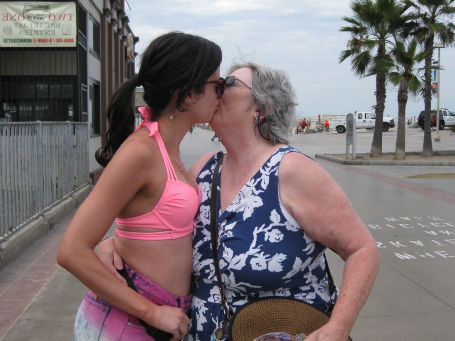 Weird Mom/Daughter Lesbian 9 of 43 pics