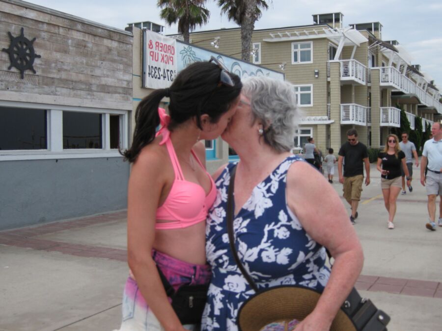 Weird Mom/Daughter Lesbian 2 of 43 pics