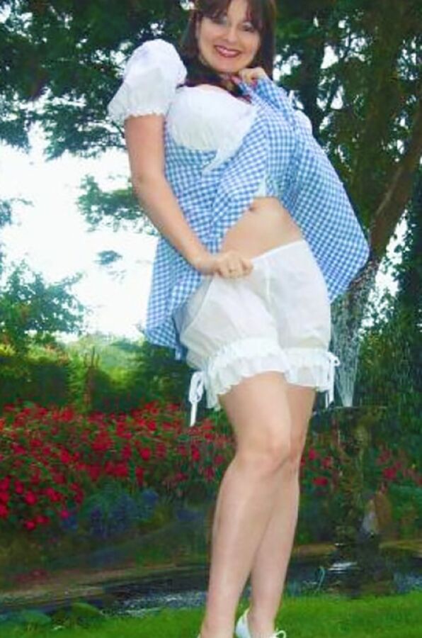 Anne im kurzen Sommerdirndl 9 of 46 pics