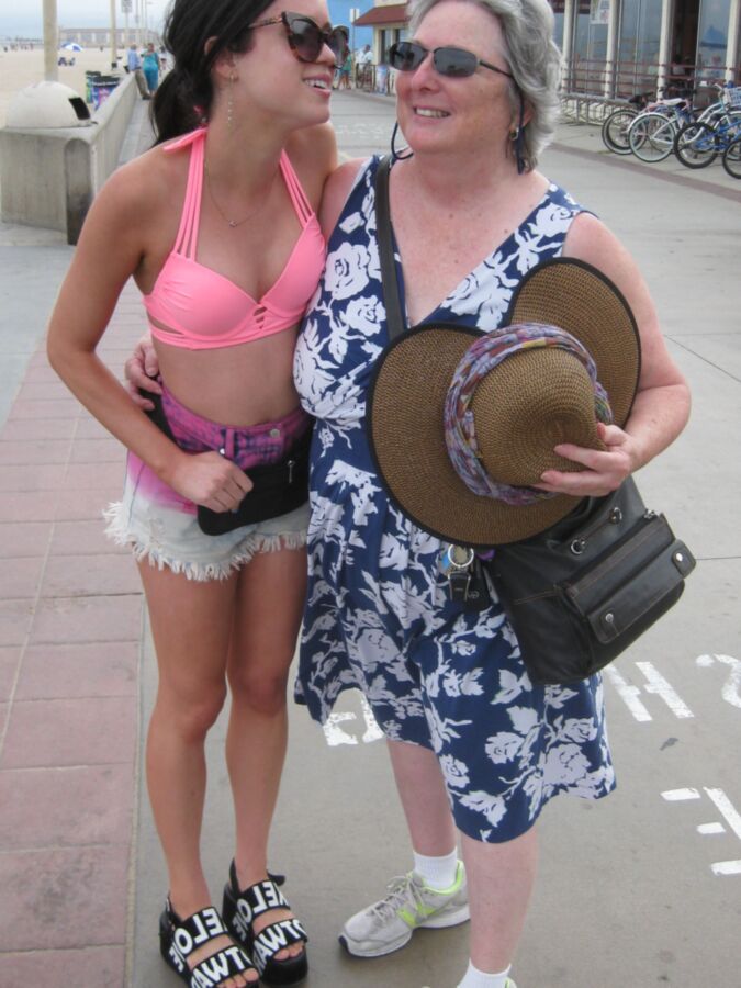 Weird Mom/Daughter Lesbian 23 of 43 pics